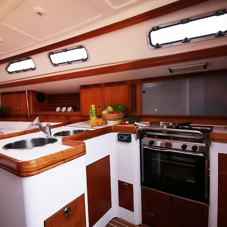 Botel Bavaria Cruzer *